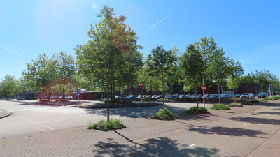 912843 Gezicht op het plein voor het NS-station Vleuten bij de Oesterzwam, met bushaltes en op de achtergrond de P+R ...